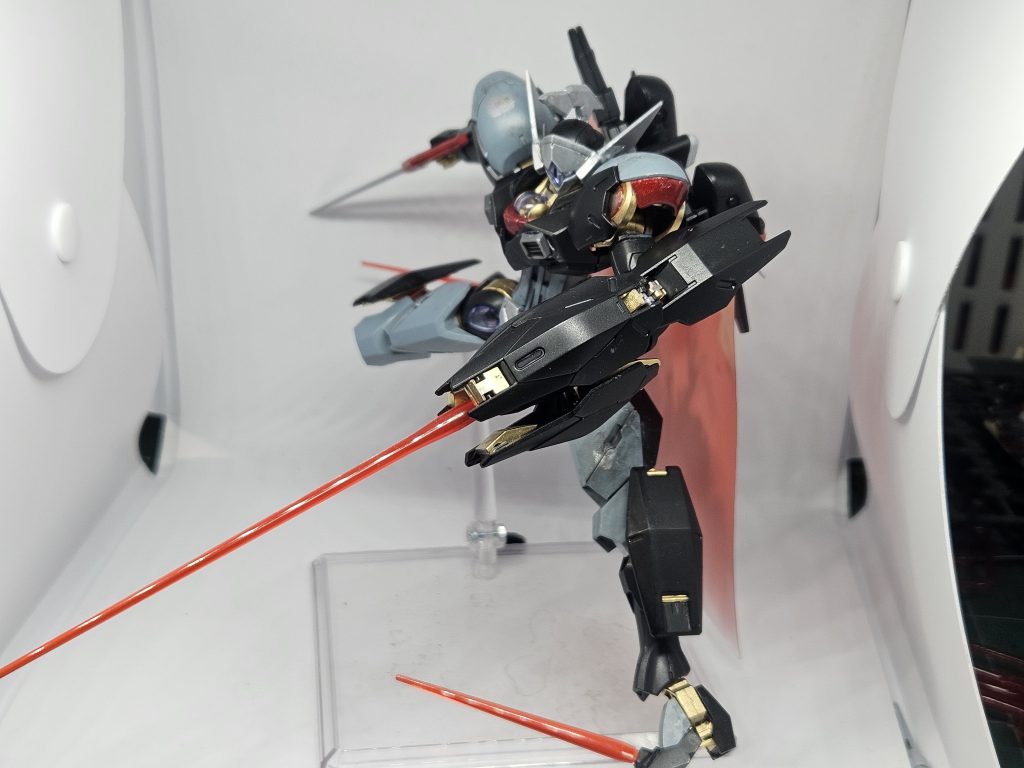 アクションその2。つま先にビームサーベルユニットを移植しています。足癖を悪くしたかった。