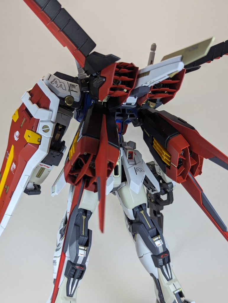 配色センスが絶妙なんですよね。とくに関節部分。メタリックしすぎずプラモっぽくなく上品です(本家の方は笑)