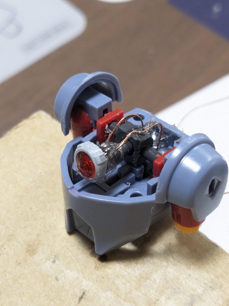 なんとかして発光と可動を両立しました。LEDはボールジョイントの先にチップLEDを、仕込み、Ｈアイズの後ろにホットボンドで接着、ディテールアップパーツでモノアイカメラのリム部をそれっぽく。