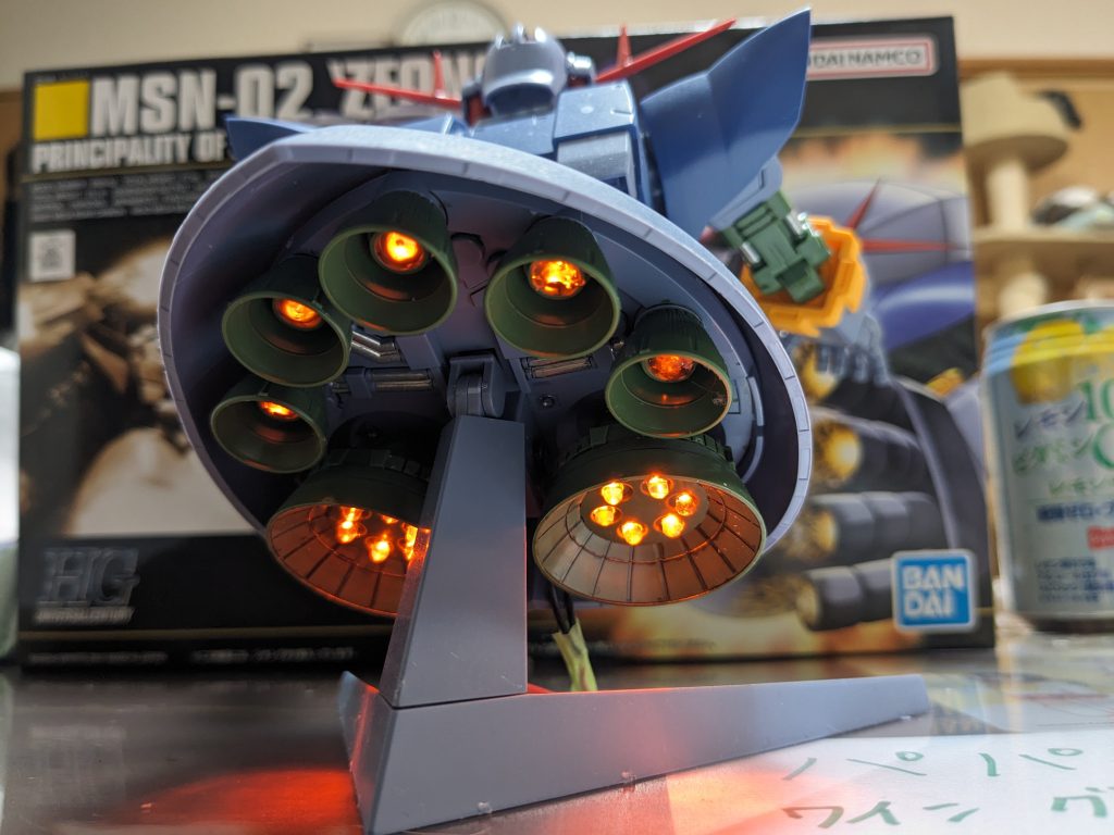 バーニアは穴を開けて砲弾LEDを差し込んだだけです。