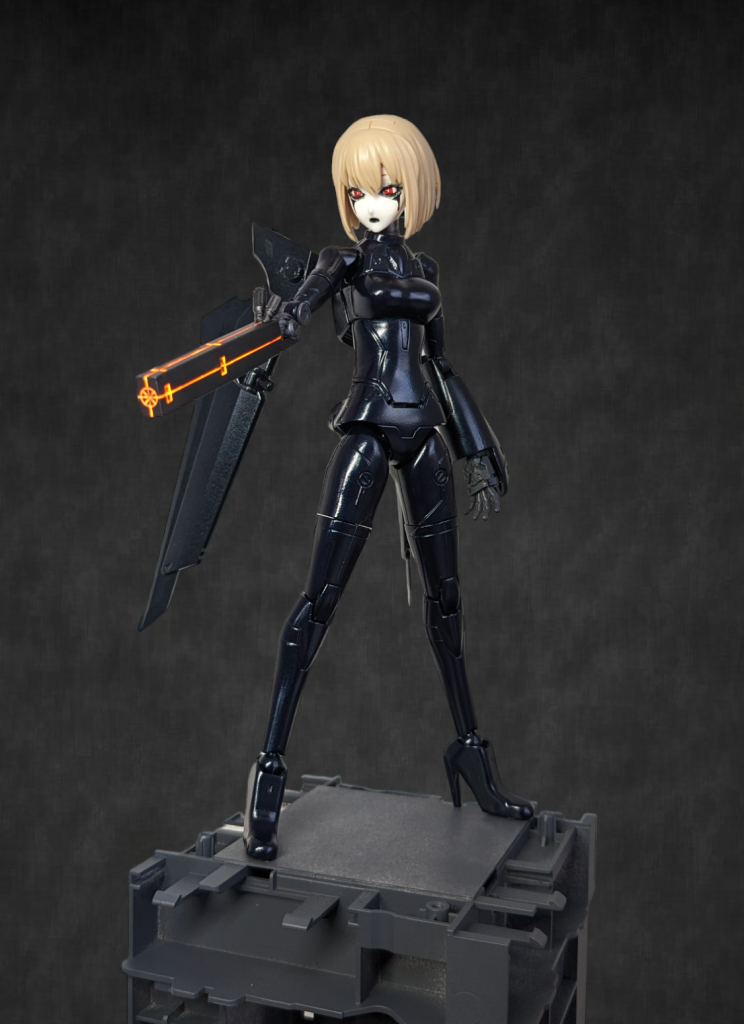 髪の色的にサナカンに複製されたタエの印象に似てますね。ツルっとしてて映画版サナカンに近いです。つま先は元のカクカク三角からブーツ状に変えました。メタルブラックの上からクリアブルーを重ねて、光のあたり具合でほんのり青く見えるように。重力子放射線射出装置はブラックライトで光ります✨