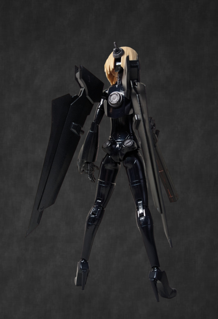 後ろは特徴的な後頭部、おしりなど簡単に。頸椎だけ当時謎に作ってましたw翼はストライクノワール、受け軸ごと外せます。