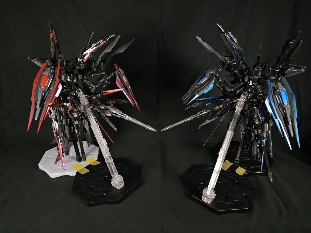 まずはいつも通り前と後ろから。台座が雑なのは許してください。連結させるやつがないんです。まずはやはり製作に当たってかけた金額から行きましょうか。間違いなく過去最高金額ですね。ーーーーーーーーMG エクリプス x2MG フリーダム Ver2.0 x4(ジャンクx2)MG パーフェクトストライク x2(ハンドパーツのみ)HG キャリバーン x4(ジャンクx2)HG エアリアル改修型 x1(ジャンク)RG ダブルオークアンタ x4(ジャンク)バトルアームアームズx2その他デカールやエッチングパーツーーーーーーーーーという感じで、使ったキットだけでも過去最高額だと思います。時期的に一番くじのフリーダムVer2.0が安く売られてたりしたので個人的にはちょっと助かりました。