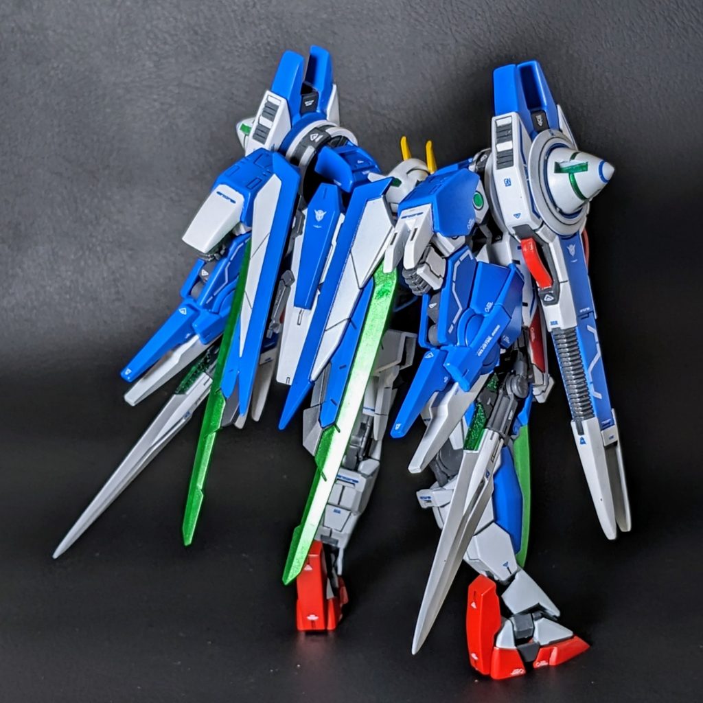 AGE-2ノーマルのシールドにレイザーブレイドを装着しバックパックにマウントしています