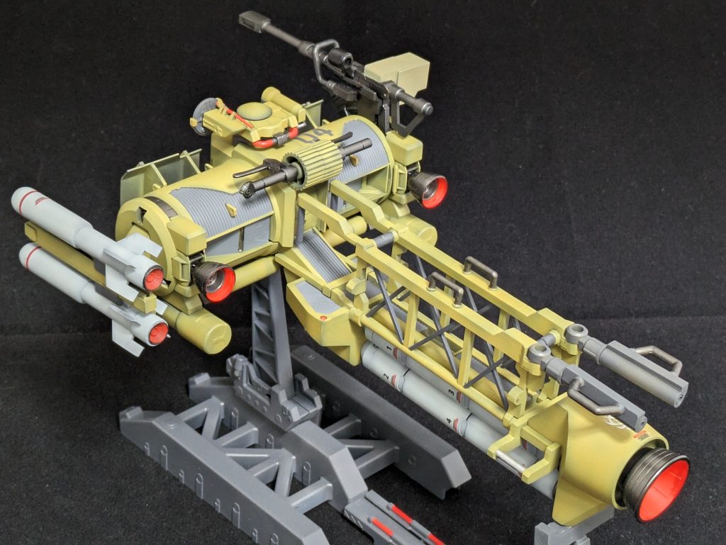 機体中央に大型タンクとトラスフレーム、増設ブースターなどを延長装備。