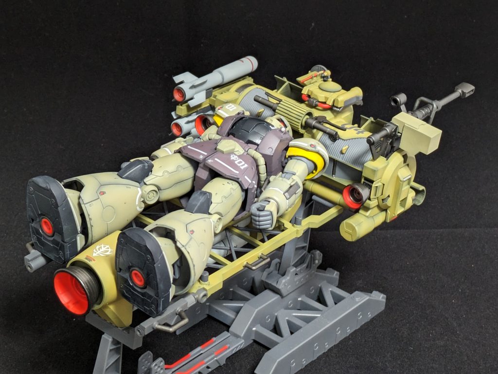 トラスフレームは展開して荷台になり、貨物を縛りつけて輸送できます。MS一機くらいなら充分運べるほど。