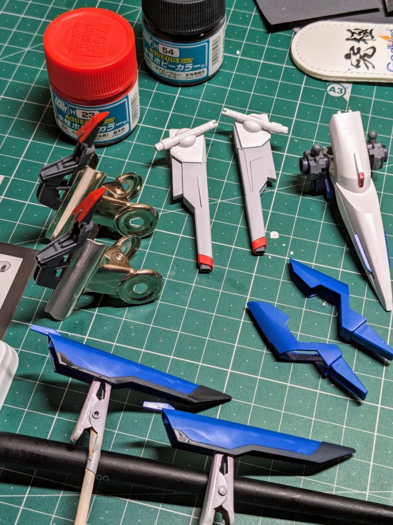 本体はほぼ塗装なしでしたが、バックパックはウイングの白部分をはじめとしたシールが多いのでその辺りは筆塗りで部分塗装します。