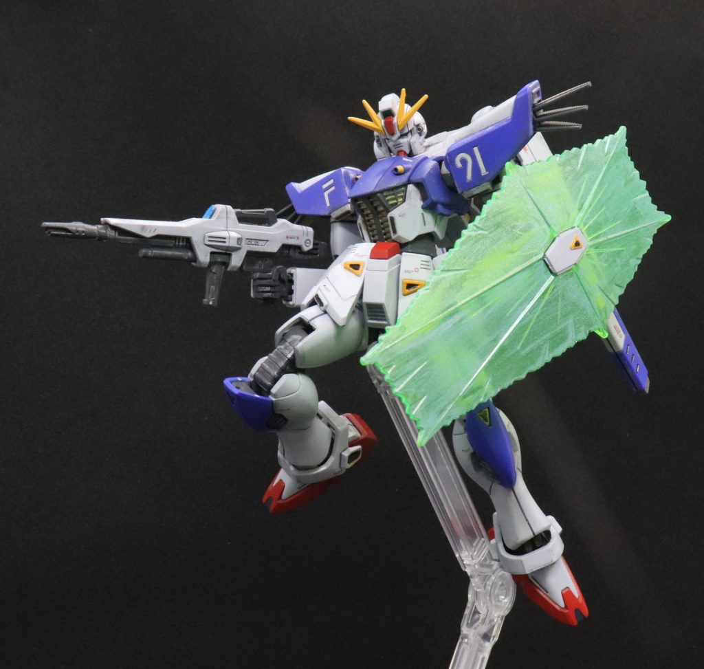 ビームシールドはガンダムマーカーのホログリーンを塗ってみました。筆塗りで塗ってみましたが、ガンダムマーカーエアブラシが欲しくなりましたね。