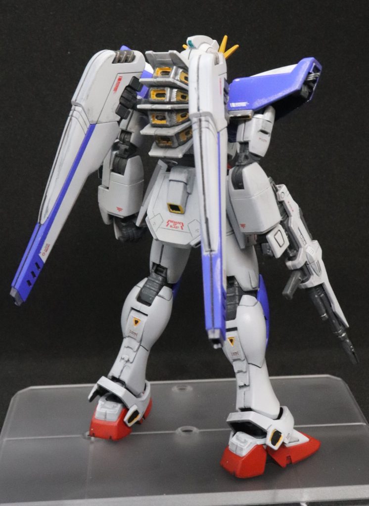 △部分やバーニアの塗り分けは筆塗りで。△の細かい黒などはつまようじでちょんちょん塗り。