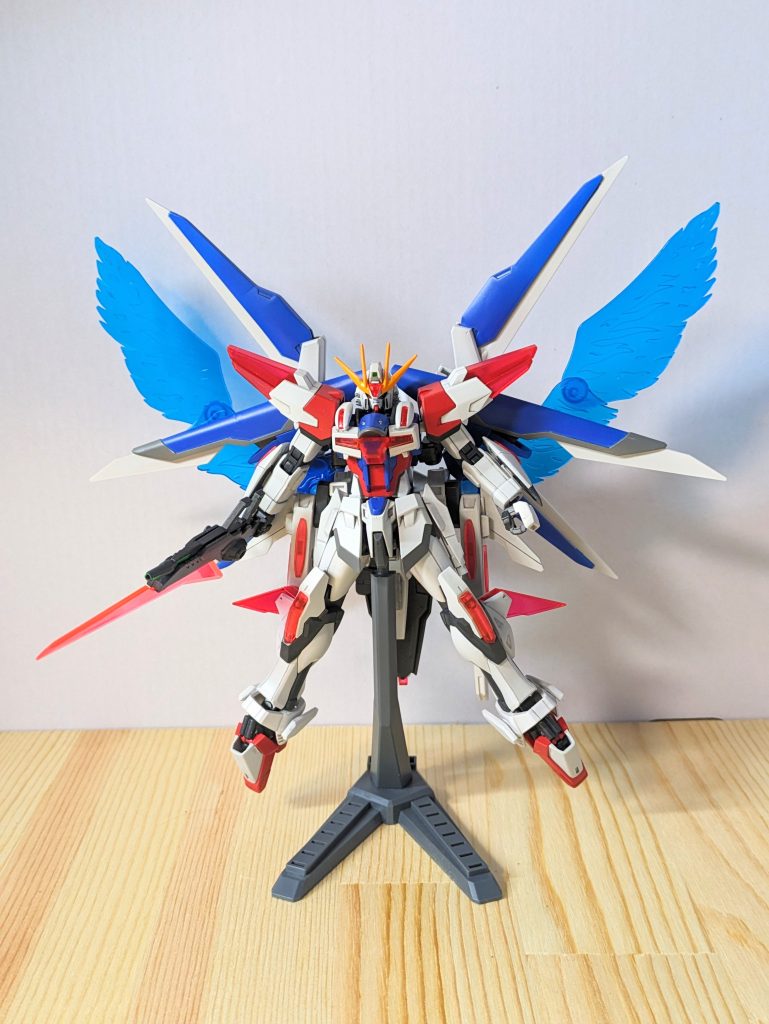 ウイングを展開し、フルパワー形態のつもりです。補足ですが、ディスティニー要素として光の翼があります。また、写真がなく申しわけないですが、RGシステムの再現として、関節部には蛍光クリアを吹いているので、ブラックライトで光ます。