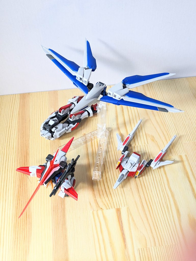 まさかの4機分離です。写真上部の青い支援機が、ギャラクシーストライカー、写真右にある支援機が、ビッグバンブースターです。ビッグバンブースターは本体の下半身に、ストライクの接続部を移植しているので、下半身に接続します。支援機両方接続することで、初めてビルドエクシードガンダム ビッグバンギャラクシーとなるので、片方しか接続しないとビルドエクシードガンダム ビッグバンとビルドエクシードガンダム ギャラクシーとなります。