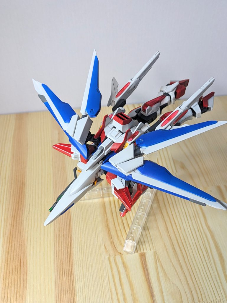 飛行形態へ変形します。今回、使ったキットは以前私が投稿したビルドストライクコズミックコスモスをリメイク?リビルド?しました。ウイングはソードドラグーンになっており、ストフリ要素です。