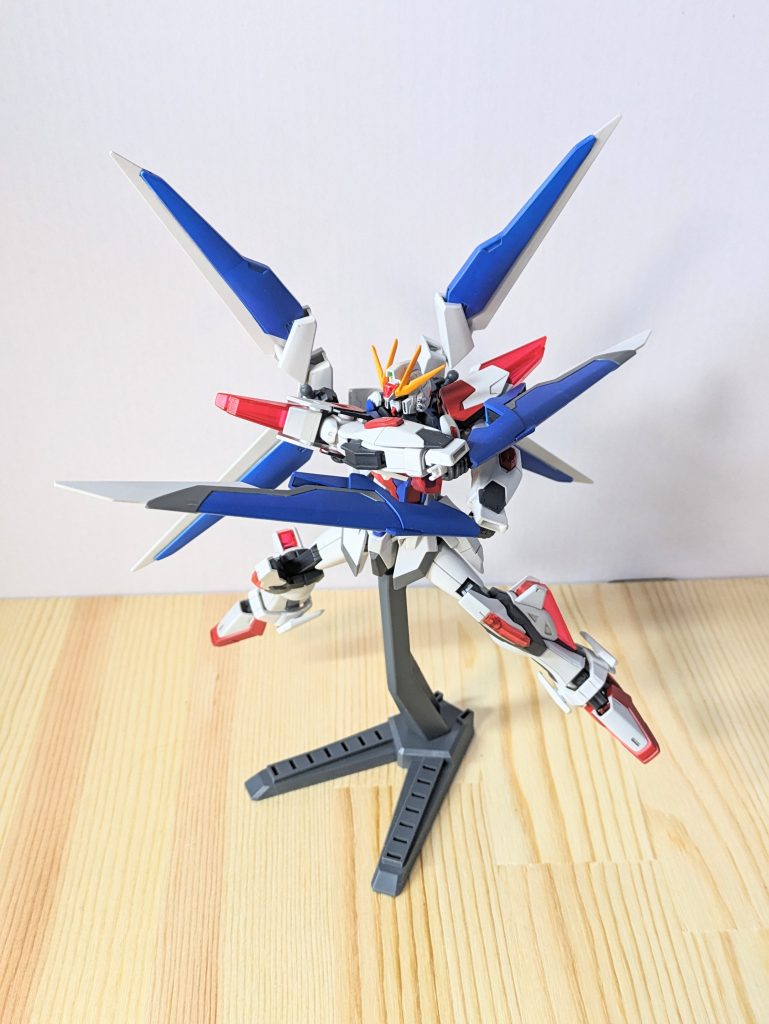 ビルドエクシードガンダム ギャラクシー形態です。ドラグーンとビームサーベルを接続して、大剣になります。ソードストライク、インパルス要素になっていればと思います。