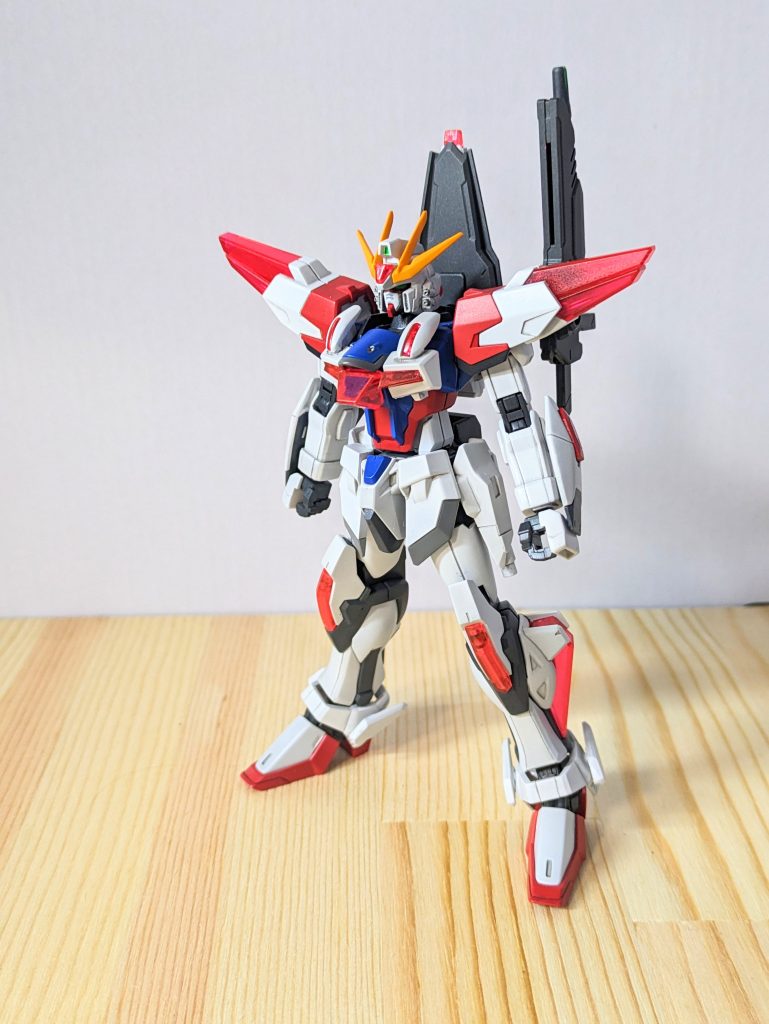 ビルドエクシードガンダム本体です。付属のジョイントパーツを使用することで、シールドやライフルをマウントできます。パッとみて色んな機体の要素が垣間見えると、思います。