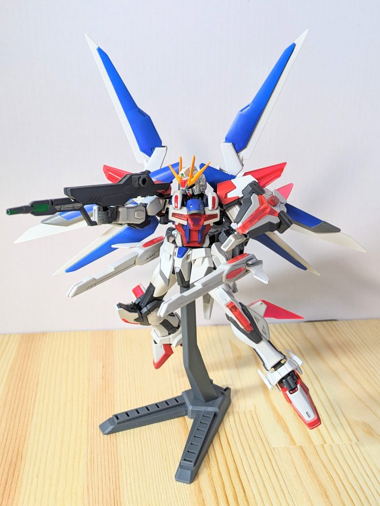 ライフルは、エクシードギャラクシーのランチャーを改造しています。ライフルも3段階に変化し、ビームピストル、ビームライフル、写真のようなロングビームライフルになります。また、剣はビームソード、ビームバスターソード、ロングビームバスターソードに変化します。