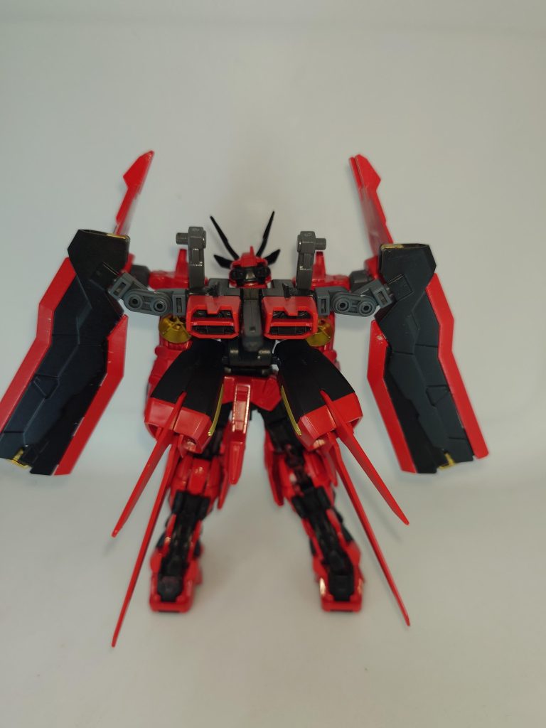 背面はエールストライカーをベースに改造したウォーホースストライカーを装備