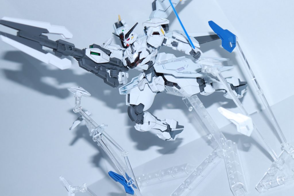 使用した塗料は・TAMIYA TS-66　呉海軍工廠グレイ・クレオス SG01　MSホワイトです。また, 各部を黒でスミイレし, 半艶トップコートを吹いています。