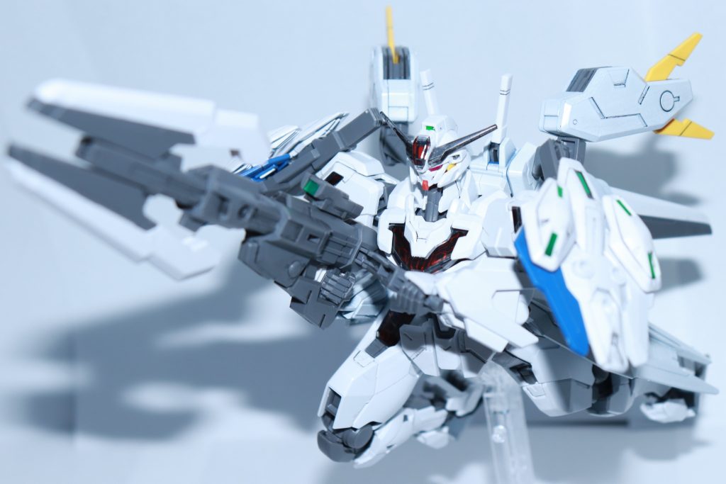 ビットオンフォーム -高機動形態-エスカッシャンを分離させて全身に装備した高機動形態両腕両肩に加えてバックパック, ライフルにGUNDビットを装備する。この形態では非常に高い機動性を発揮する。