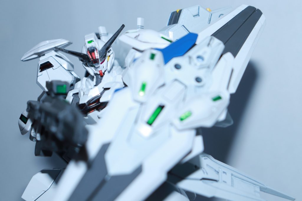 ツインアイは製品のシールを使用してオッドアイにしてみました。左は緑, 右はピンク?赤?を貼り付けています。元々は悪役っぽくどちらも赤目にする予定でしたが, オッドアイもありかなぁと…