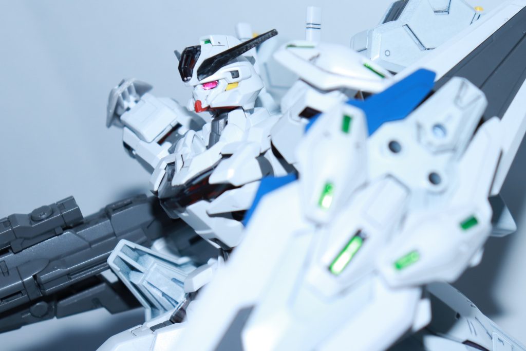 シェルユニットは製品のシールをベースに上から赤を重ねて赤パーメット(パーメットスコア5以下)にしています。シールの上からガンダムマーカーで塗っただけです…