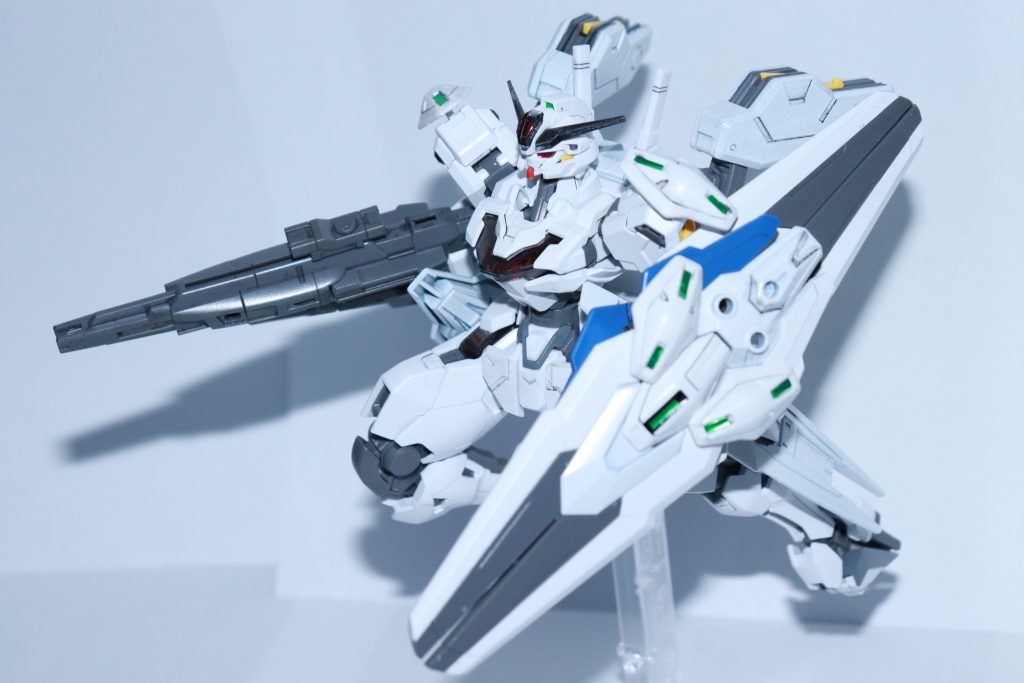 大型シールド装備ほぼ全てのGUNDビットを合体させて大型のシールドを構成した形態防御に特化した形態ではあるが機動性も非常に高いため, 突撃形態として用いられることもある。