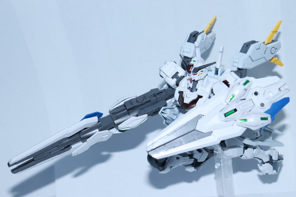 GUNDビットライフル&エスカッシャンシールドエスカッシャンでシールドを1枚構成した上で残りをライフルに装備し, ガンビットライフルとした形態防御にも攻撃にも秀でるバランスのいい形態となっている。