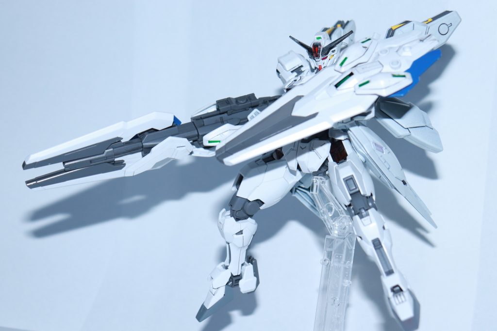 キャリバーンを元にエアリアルなどのデータを使用し, 推力や攻撃力などを全面的に強化した機体として製造取り回しの悪さから“バリアブルロッドライフル”はオミットされ, エアリアル改修型と同等のビームライフルライフルを装備。ビームライフルとして使用した際の取り回しの良さとガンビットを装備した状態での威力の高さを獲得した。また, バリアブルロッドライフルをオミットした代わりに大腿部にバインダーを装備し, 機動性の低下を抑えている。