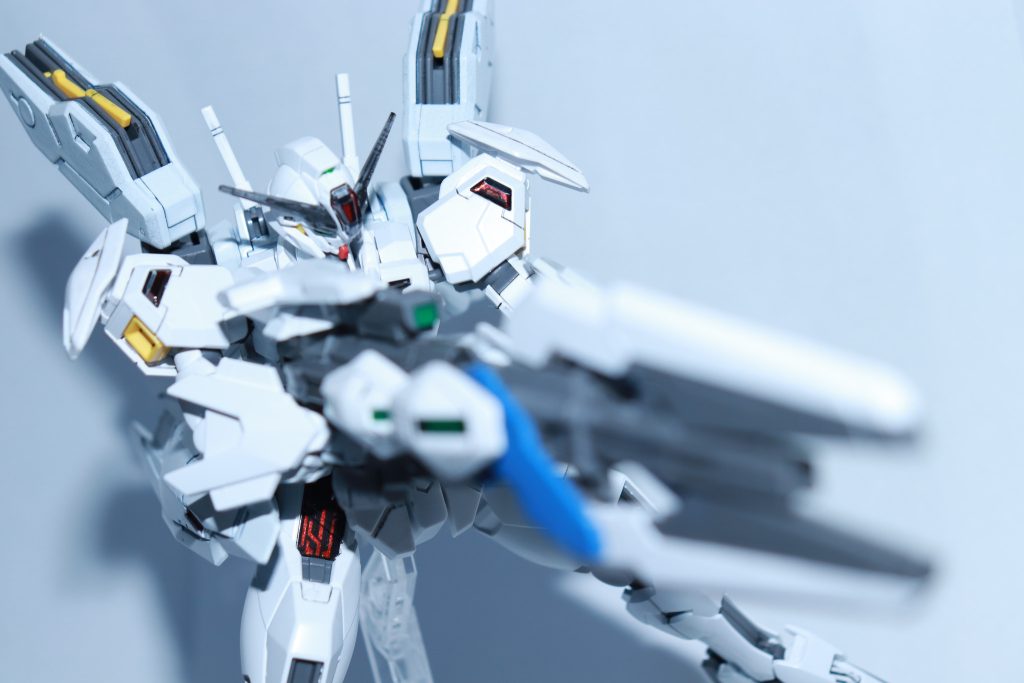 ビットオンフォーム -高火力形態-全身とビームライフルにGUNDビットを装備した形態高機動形態より機動性は劣るが, ビームライフルはエアリアル改修型のガンビットライフルとほぼ同仕様となっており火力は非常に高い。高機動形態より機動性は劣るとは言うが, エアリアルのビットオンフォームと同等かそれ以上の機動性も有する。