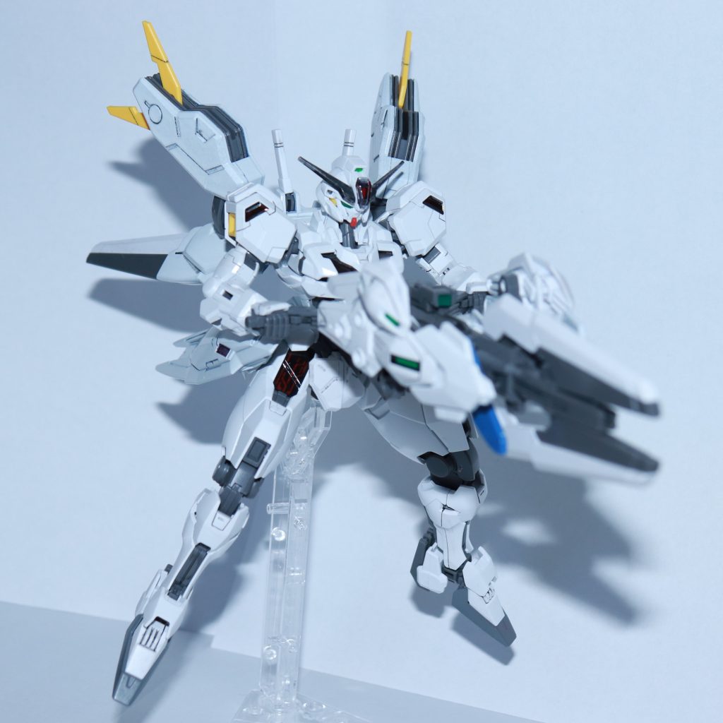 GUNDビットランチャーほぼ全てのGUNDビットをビームライフルに装着させた非常に攻撃的な形態エアリアル改修型よりもさらに高い火力を持つ。火力は高いが取り回しが悪いため, 滅多に用いられることはない。