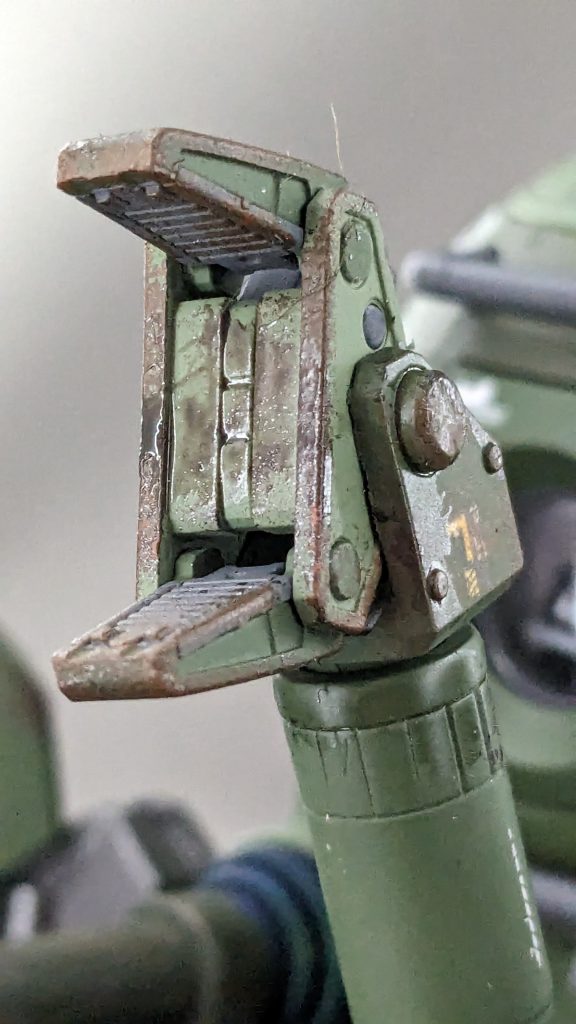 アーム先端は脚以上にサビ風味を追加。油染みも足してみました。