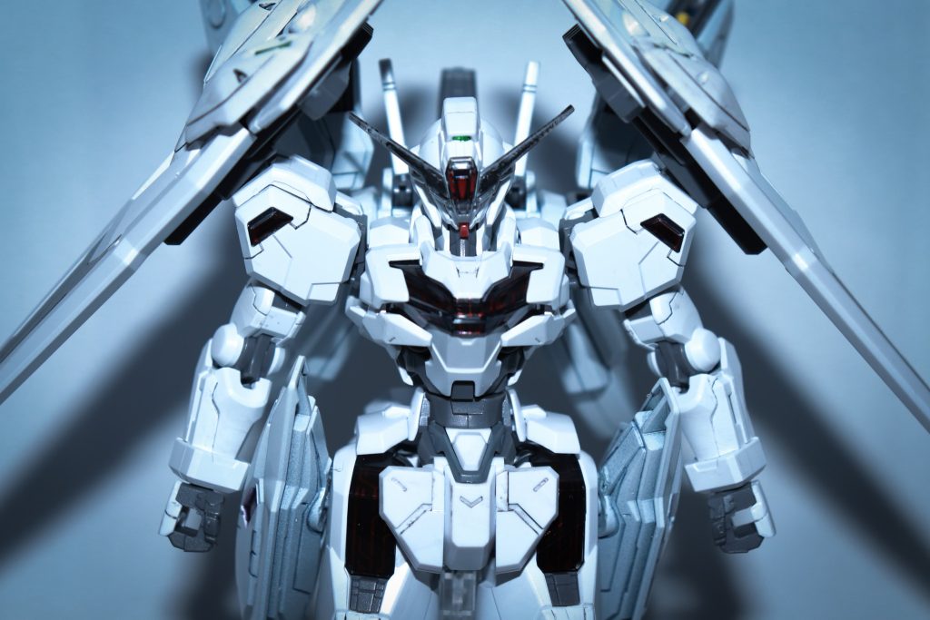 基本形態シールド状態のエスカッシャン2基を両肩に装着した形態かなり広い範囲に防御フィールドを張ることができる上に機動性も非常に高い。