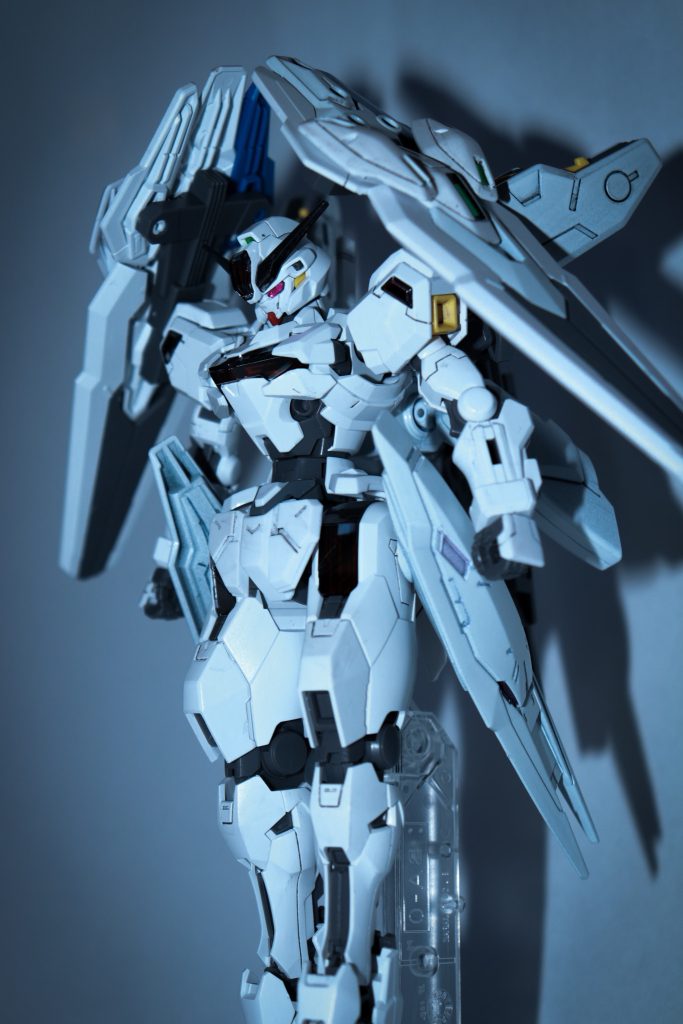 元のキャリバーンには装備されていなかったGUNDビット“エスカッシャン”は本機ではエアリアルの倍を装備。22基ものビットステイヴとして分離することができ, 物量で敵機を圧倒する。両肩に搭載したエスカッシャンが翼のように見えるということから“Flügel”と名付けられた。エアリアルの倍のGUNDビットを装備しているので色々な形態をとることができるようになりました。