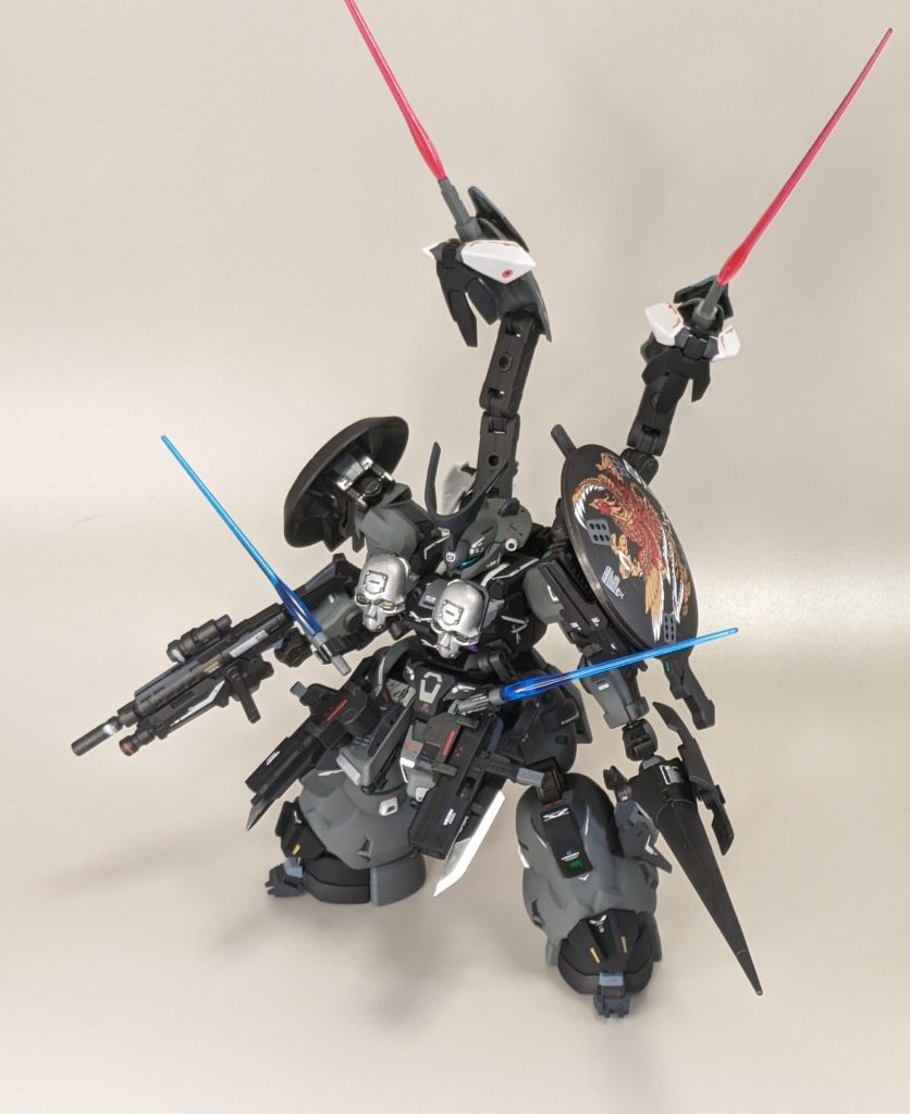 阿修羅System起動。胸部アーマーの拡張センサーと隠し腕展開、後部スラスター部の隠し腕展開。脇腹・隠し腕はサーベルを持ったまま後方に収納しとります