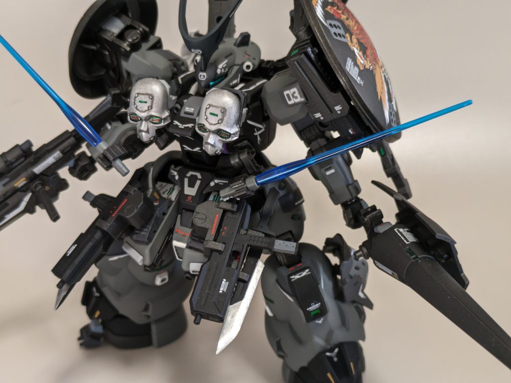 頭部の角、白い丸、四角の出っ張りは阿修羅用の特殊センサーのつもり。