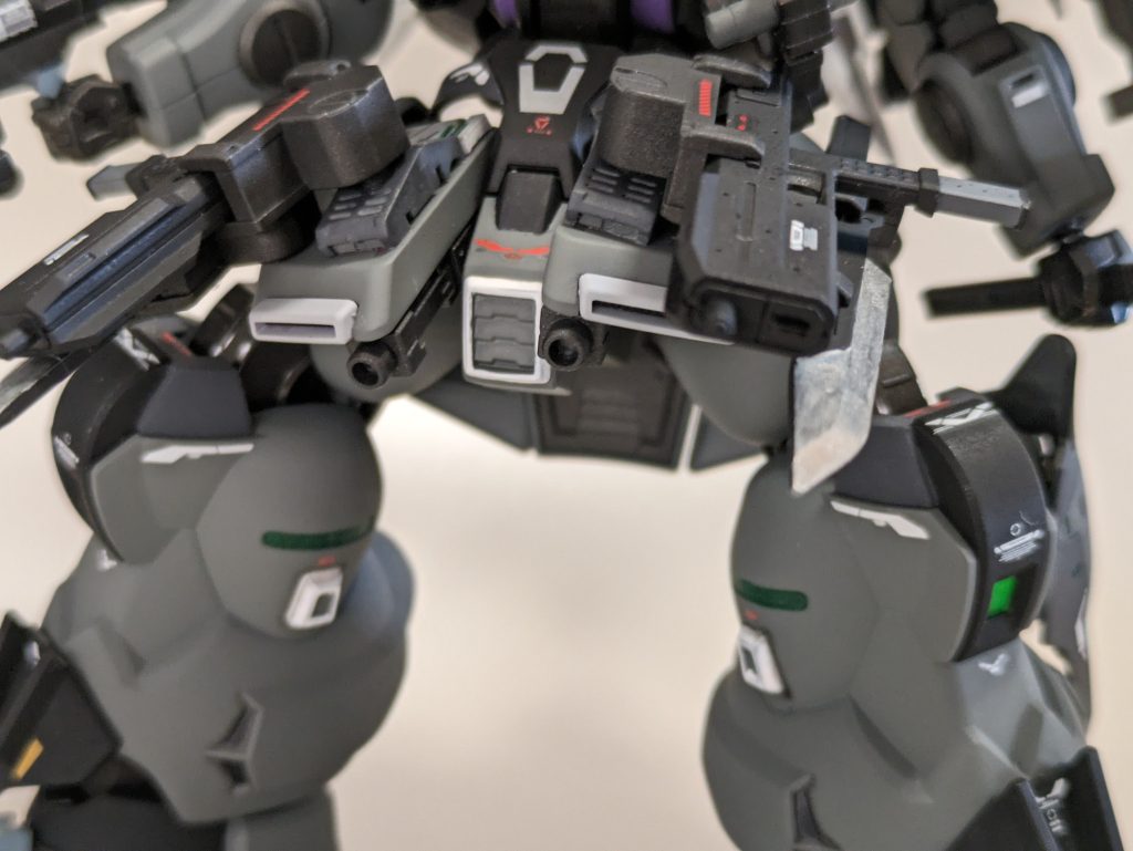 ルナザクのフロントアーマーを使ってウェポンラックと隠しランチャーを付けますた。