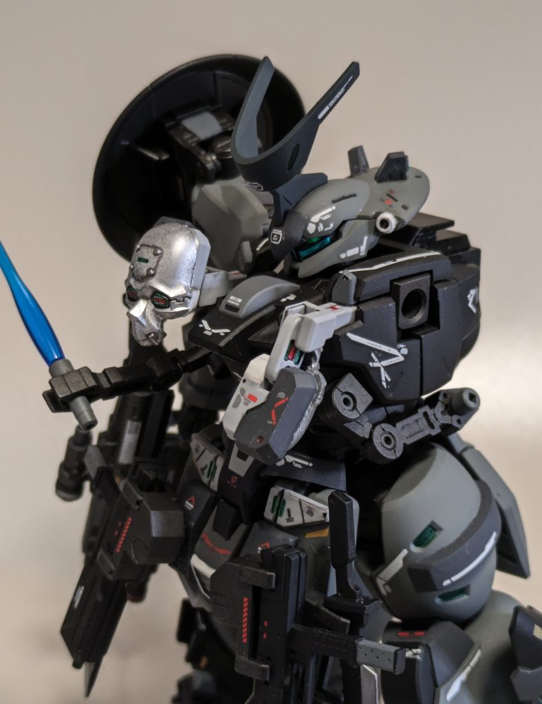 脇腹・隠し腕はサーベルを持ったまま後方に収納しとります。見にくいですが1、2号機と同じく四つ目になってます。