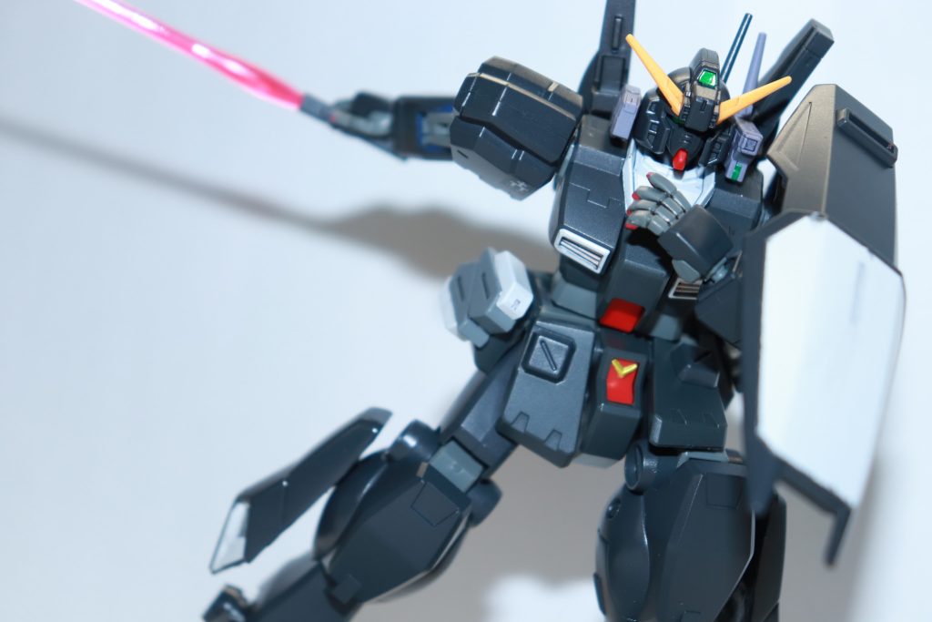 今回はRe-bootの設定画にある“ブラックへアーズ”運用機カラーにしています。使用した塗料は・クレオス SG01 MSホワイト・クレオス SG16 ティターンズブルー1・タミヤ TS-66 呉海軍工廠グレイです。黒白のカラーリングが渋くてかっこいいです!!