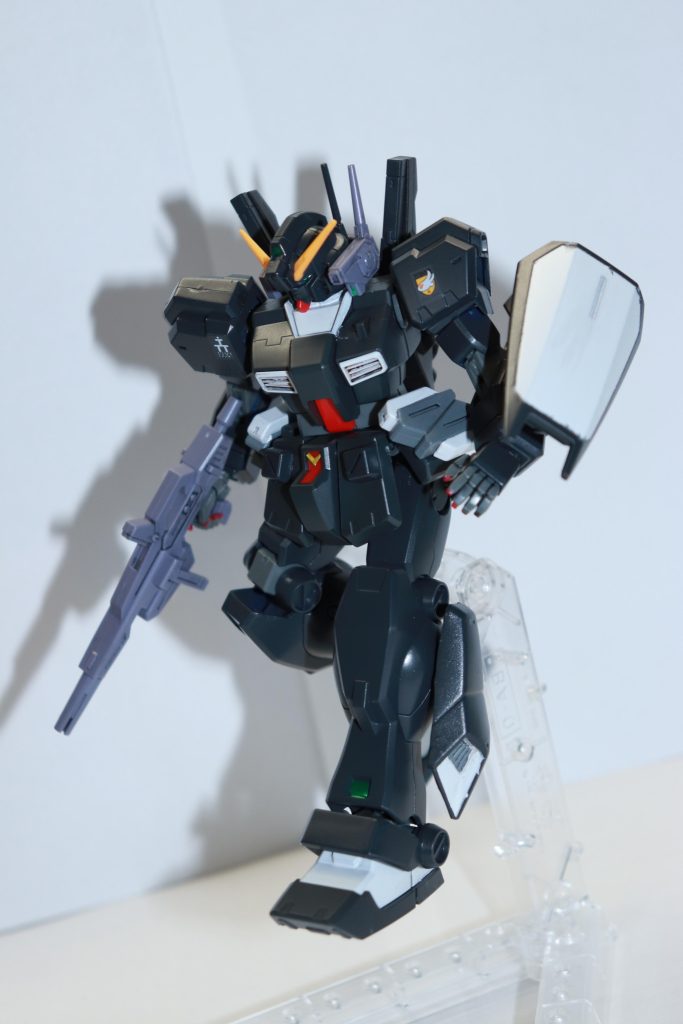 両肩には設定通りマーキング(右肩にT3部隊の白マーク, 左肩はうさぎマーク)を貼り付け。どちらもヘイズル2号機に付属するマーキングシールを使用しています。