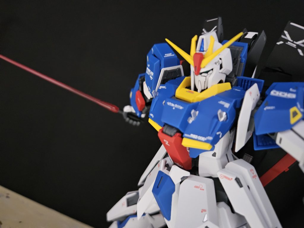 ビームサーベルには光沢クリアーを吹きました。ビームサーベルのパーティングライン処理痕が消えて良かったです。