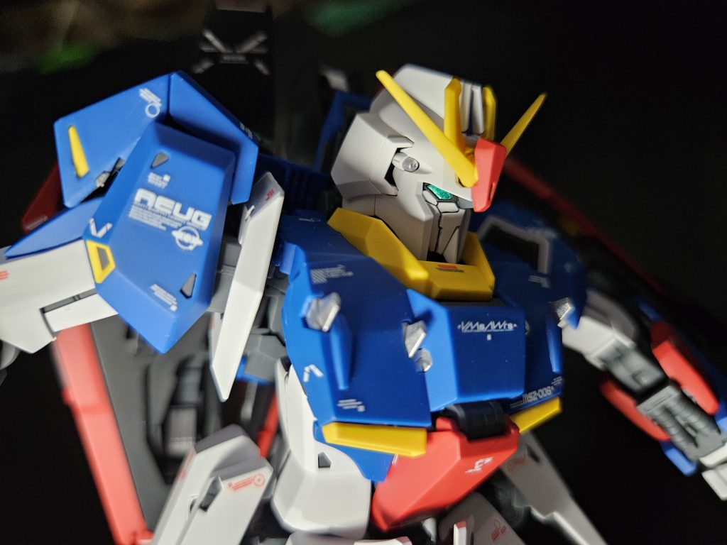 カメラアイはメタリックグリーンで塗装。光をあてると光ってカッコいいです。