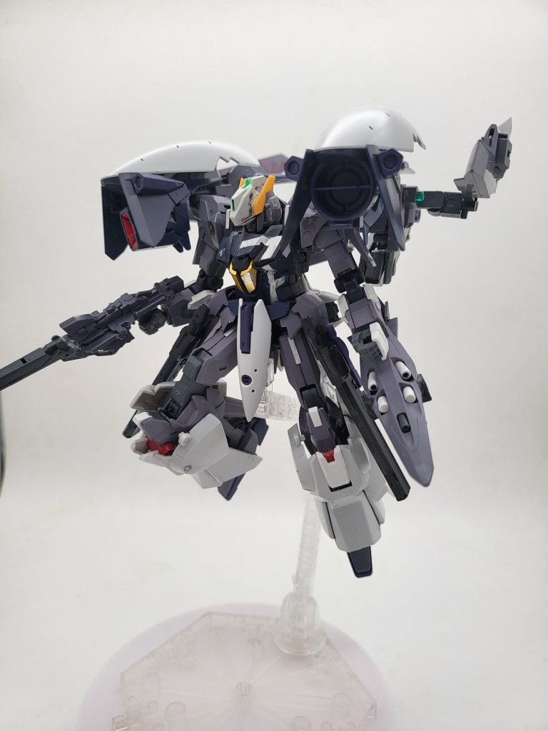 右肩にはハイメガキャノン、左肩にはIフィールドジェネレーターに見立てたキハール2の熱核ジェットエンジンを搭載足には旧キットFAZZのアーマーをつけています