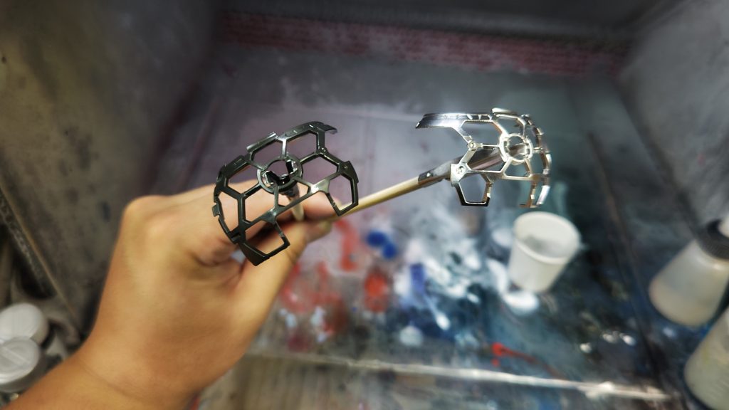 クロームメッキシルバーは1500円するのでお高いですが、下地なしにそのまま塗れるのでお勧めですよ!