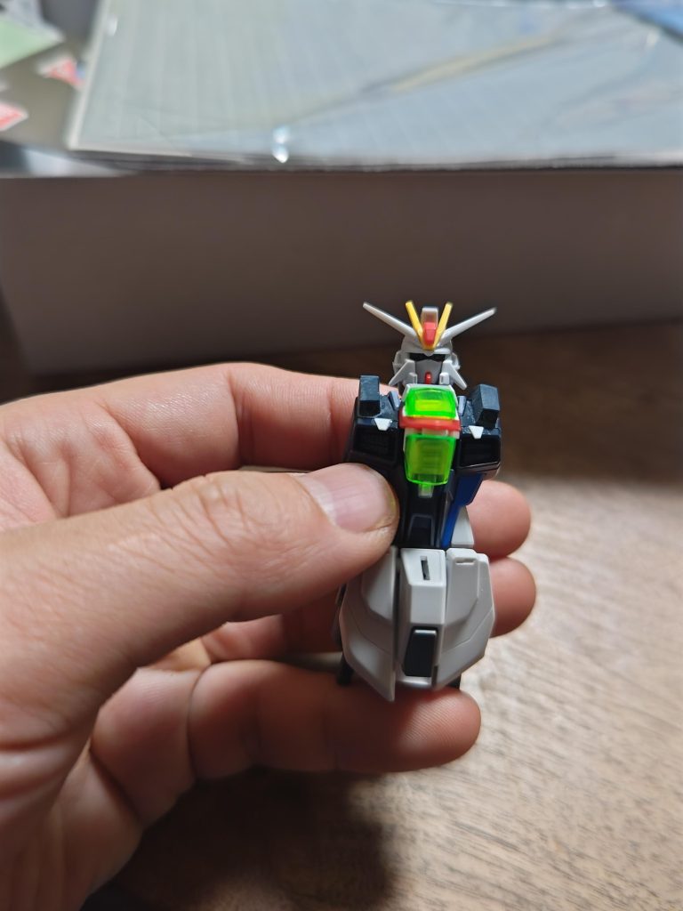 胸のクリアパーツ設置に苦労しました最初はスジボリと塗り分けで表現しようと思ってたけど、やっぱクリアパーツからモールド透けるのがやりたくなって…。