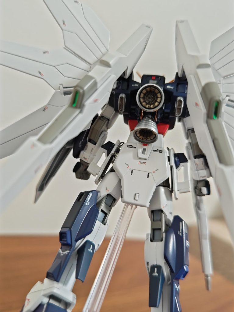 写真撮影しようと片方のリフレクターを少し動かしたら基部がガッツリ割れて…!泣く泣く修正のハメに