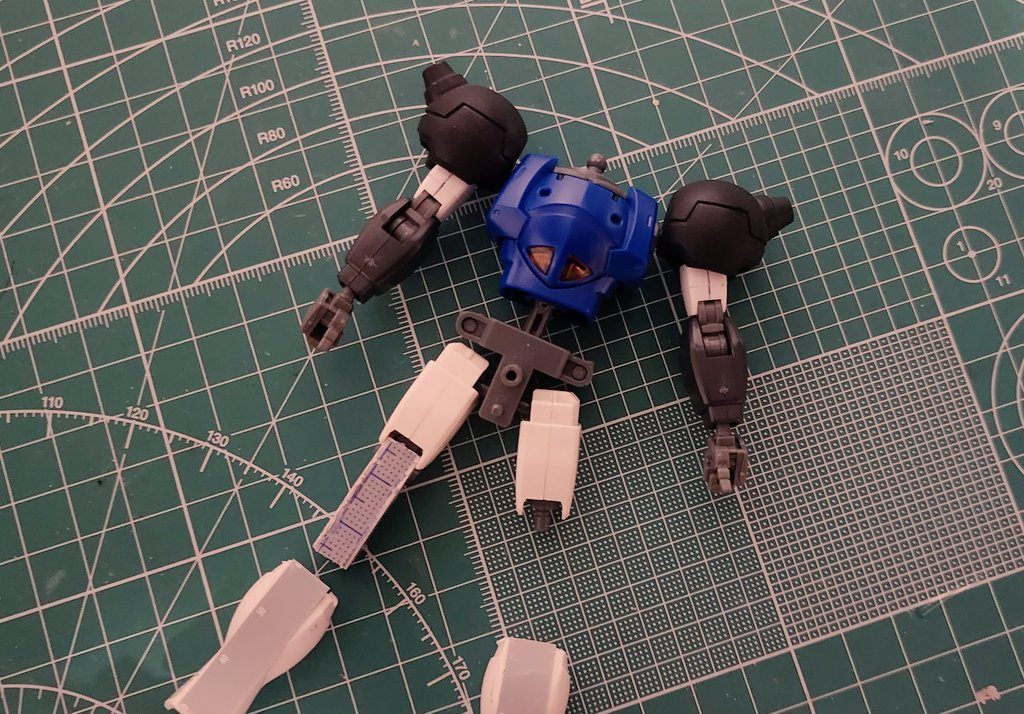 胴体はグフ、肩はマスター、腕はサンド、足はガンダム