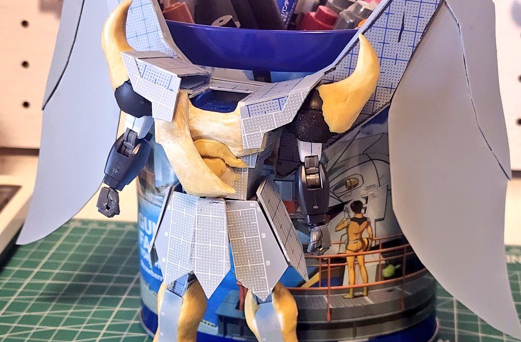 パテで盛り付け、羽を作成