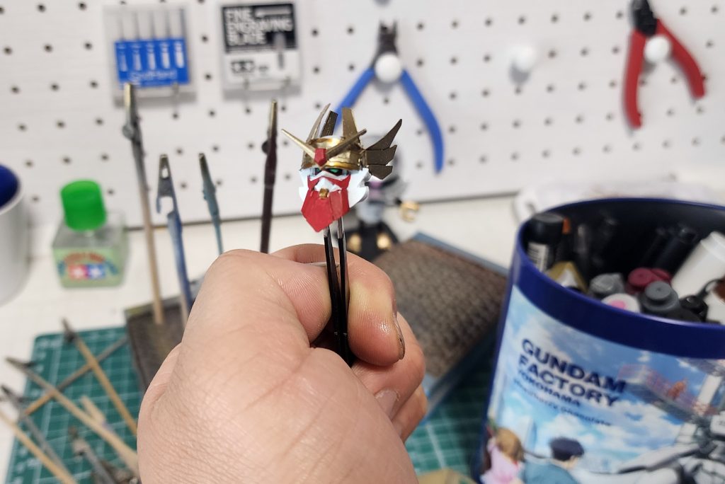 苦労したのはフェイスパーツ!元はエクストリームガンダムです。プラ板とパテで形にしました。