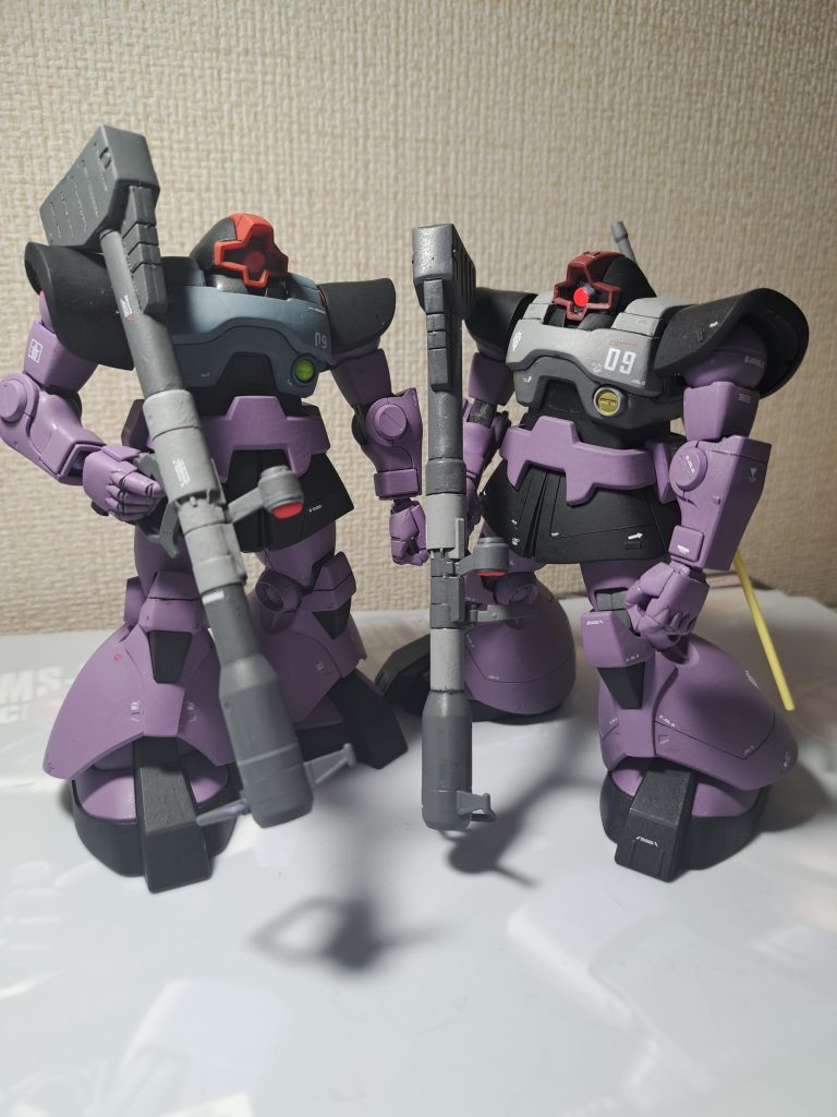 前回のリックドムとツーショット。若干の配色変え。何かの細工もせず。普通に筆塗装、艶消しクリア色を変えてみようかと思いましたが、やはり貴重なドムなので普通にドムらしい色で塗りました。見ていただきありがとうございました。