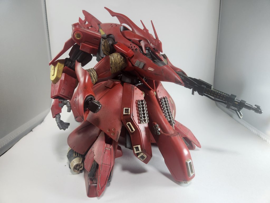 第二次ネオ・ジオン抗争後、ジオン残党軍によって地上で運用されていた機体。ベースとなった機体がシャアの搭乗機を補修した物なのか予備パーツ等から組み上げた物かは定かでない。原型機の特徴であった大型バインダーは装備されておらず、代わりにティターンズ残党から鹵獲したサイコガンダムMk-Ⅱの腕部を装備している。黙示録に登場する怪物の名を与えられ、重装甲と高火力による非常に高い殲滅力を有した本機はジオン残党軍の決戦兵器として運用されている。