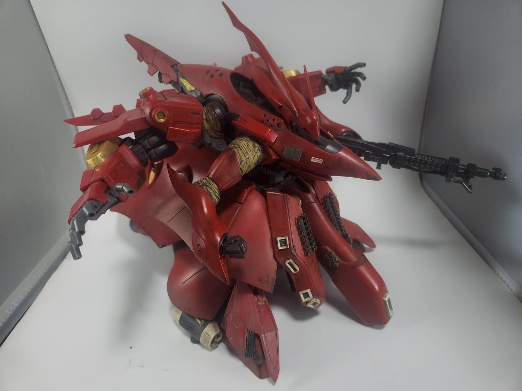 バックパックにはリフレクタービットを四機装備し、オールレンジ攻撃を可能としている。サイコガンダムMk-Ⅱの腕部の5連ビーム砲や腹部メガ粒子砲、左手に持つビームマシンガン等、広範囲、高火力の武装を多く備え、重装甲とリフレクタービットで相手の攻撃に耐えつつダメージレースに競り勝つという戦法を好む。